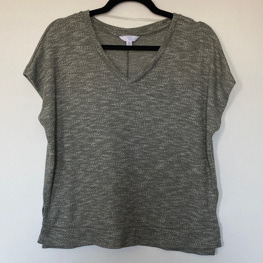 🩷🩵Time and Tru Olive Heather V-Neck Short Sleeve Knit Top